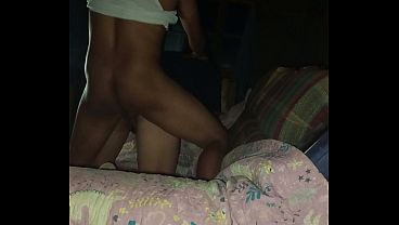 Inseminando A Hotwife, Mientras El Cornudo Prepara La Cena En Casa.