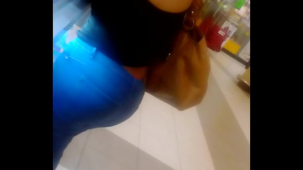 Mientras Compra Protector Para Su Celular,