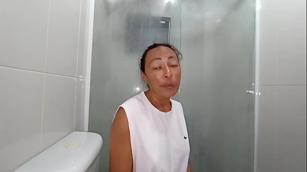 Empregadinha Limpando O Box Trailer