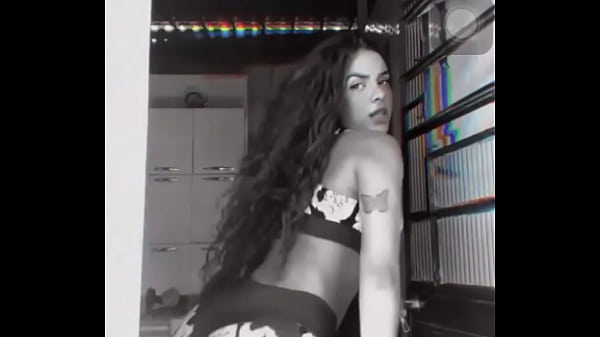 Carolina Novinha Gostosa Dançando Funk De Shortinho