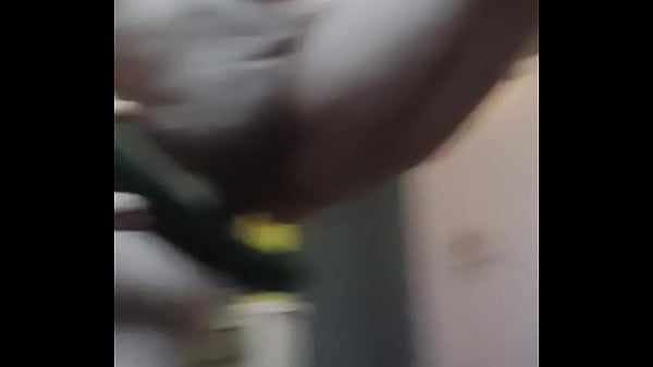 Oma Neukt Harige Kut Met Komkommer