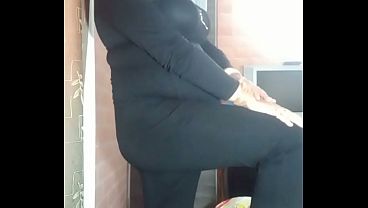 Travesti De Negro, Mostrando Gran Verga Y Masturbandose