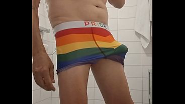 Vanmiddag Onder De Douche Laat Ik Mijn Pride Regenboog Boxershort & Mijn Pride Regenboog XL Buttplug Zien.. Al Snel Kreeg Ik Een Stijve Lul Ik Begon Mijzelf Af Te Trekken. Doordat
