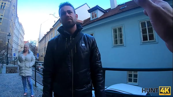 HUNT4K. L'homme Admire Comment La Beauté Aux Gros Seins Fait Jouir Le Chasseur Sur Les Seins