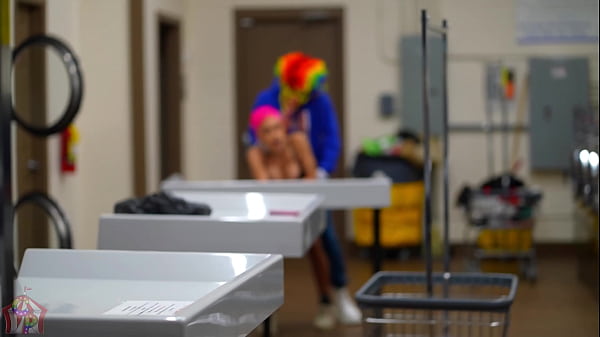Ebony Pornstar Jasamine Banks Gets Banged In A Busy Laundromat By Gibby The Clown