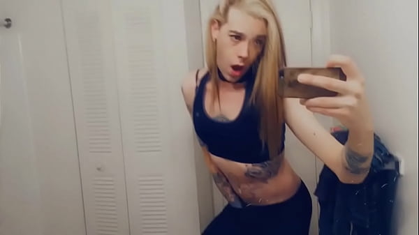 Sizzling Tranny In Leggings Loves To Cum