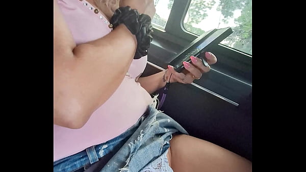Estava Viajando De ônibus E Deixei O Passageiro Do Meu Lado Pegar Na Minha Buceta,... E O Motorista Viu Tudo Pelo Retrovisor
