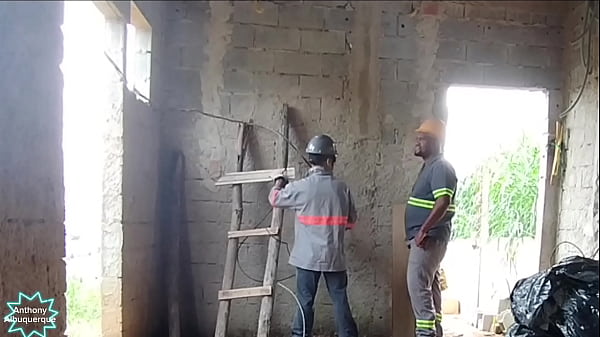 Eletricista Fudendo O Ajudante Durante O Serviço