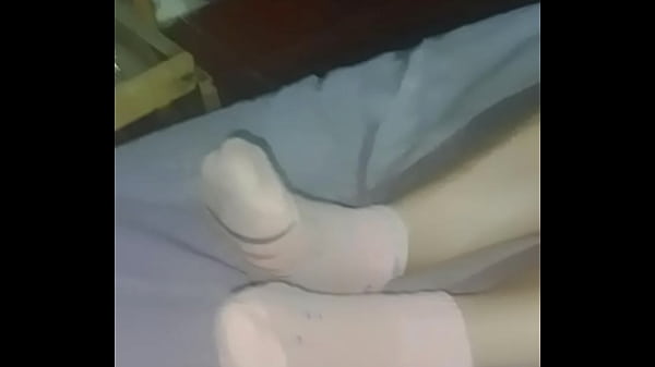 Medi Muestra Sus Pies Con Medias Cortas Y Su Cola