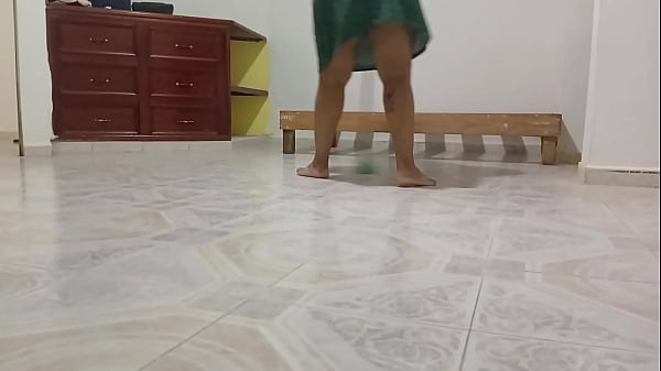 Vecina Gordita Haciendo Limpieza En Su Nuevo Departamento