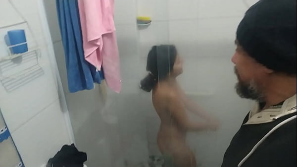 TOMANDO BANHO COM O VELHO DO BLUEZAO QUERENDO FAZER PUTARIA COMIGO