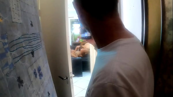 Cabeça Branca Fica Olhando De Longe. Casa Do Dono Da Lancha