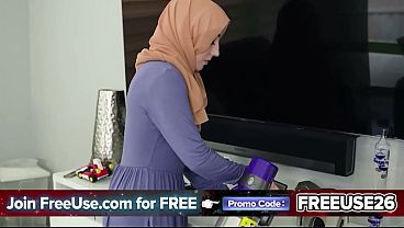 FreeUse Hijab Servant