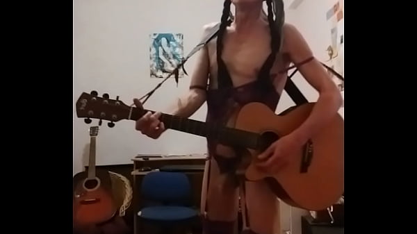 Je Joue De La Guitare Et Chante En Bod Mauve Et Cul à L'air !!