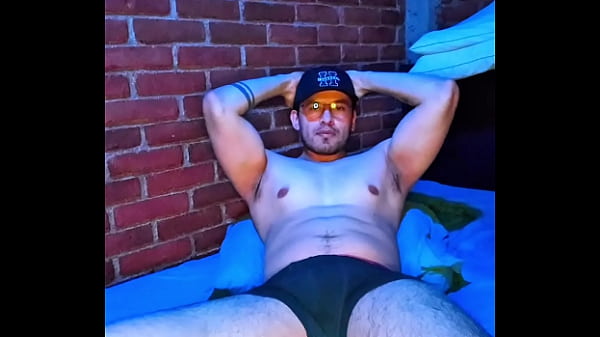 Activo Vergon Musculoso Se Masturba Mostrando Los Pies, Axilas Y Hasta El Culo
