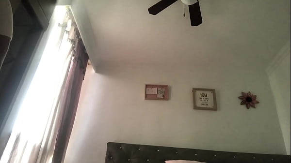 PONGO CAMARA OCULTA EN EL ESPEJO DE SU HABITACION Y LA TERMINA DESCRUBRIENDO