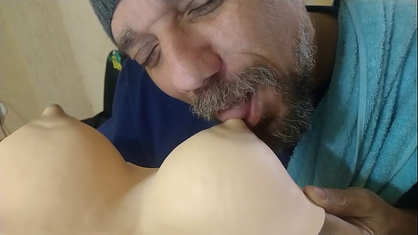 CHUPANDO PEITINHOS BICUDÕES COM O LEO OGRO