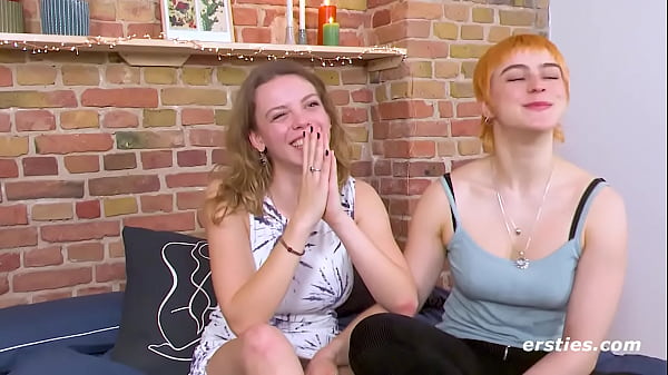 Ersties - 19-jährige Lilith Wird Von Der 25-jährigen Emi Intensiv Geleckt