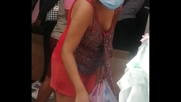 Mostrando Las Tetas En El Mercado Pt 1