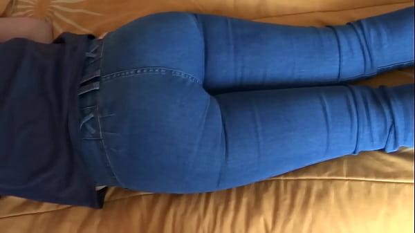 Compilación - Bella Madrastra Se Exhibe En Lencería Erótica Y Se Le Salen Los Pelos Por Las Panties