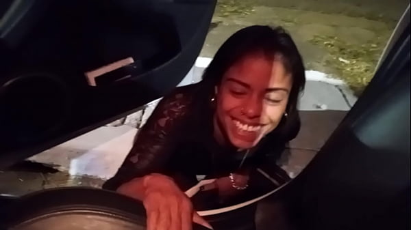 A Carioca Parou No Meio Da Rua Para Fazer Xixi - DOLL DINIZZ