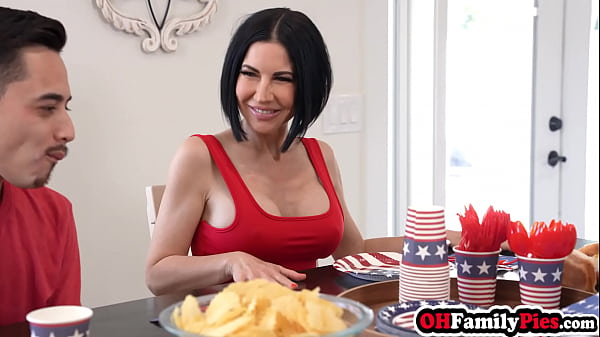 Large Sizzling Dogs Are Ready For Huge Boobs STEPMOM Stepmama Brooke Barclays And Cutie Stepdaughter Elsa Violet