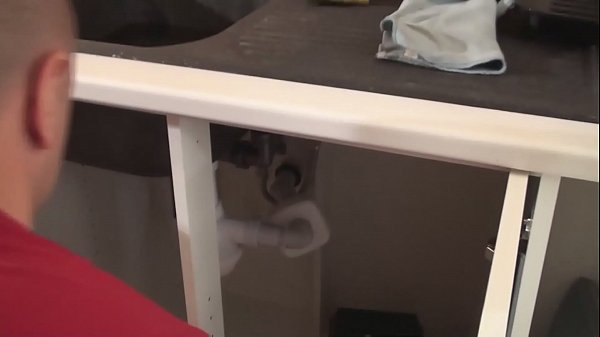 La Ruggine E L'idraulico, Casalinga Porca Spompina E Si Scopa L'idraulico Che Però Resta Concentrato Sul Suo Lavoro (Capitano Eric, Luna Dark)