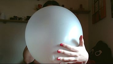 WHITE LOONER PLAY: Nicoletta’s Erotic & Acoustic Game With The Balloon