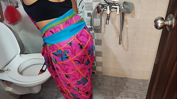 Desi Housemaid Bathroom Dho Rahi Thi Tabhi Usaka Sahab Aya Or Chod Diya