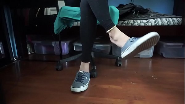 Linda Chica Asiatica Jugando Con Sus Pies