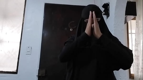 MOMMY Muslim Arab Stepmommy Novice Mounts Anal Dildo And Drenches In Black Niqab Hijab On Webcam