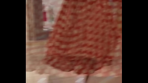 Hotwife Gostosa Se Exibe No Estacionamento Do Shopping Para O Corno, Caminhando De Mini Saia No Estilo Catwalk