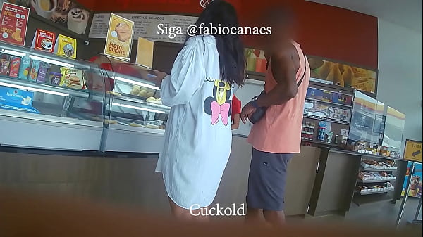 Desafio Corno! Hotwife Tímida Entrando Com Negão No Café Como Namoradinhos E O Corno Do Lado. Legendado BBC