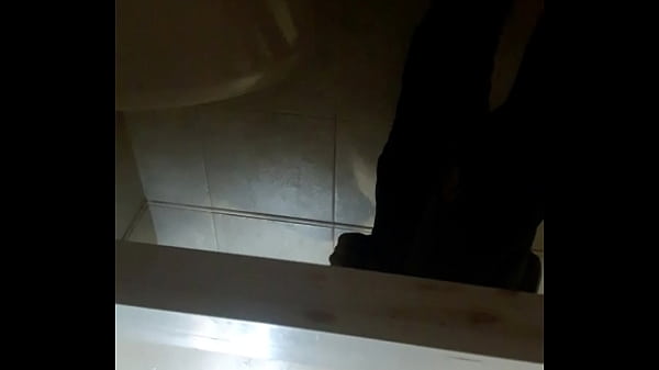 Espiando Piña En Baño