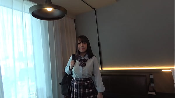 Https://bit.ly/3jOP5sJ　ハメ撮り　巨乳JKとおじさんのハメ撮りセックス。ハリのあるおっぱいはもちろんのこと、デカくてドスケベな乳輪もエロい。おっぱいで挟まれてチンポバキバキ。制服を着たままバックでイキまくり。