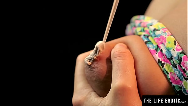 Dazzling Doll With A Stunning Physique Chews Gum While Masturbating