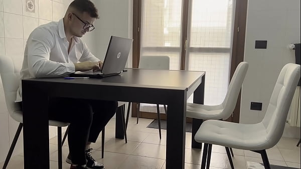 Oggi La Mia Segretaria E' Venuta A Lavoro Vestita In Modo Molto Provocante E Si E' Masturbata Sotto Al Tavolo, Non Ho Resistito E Le Ho Scopato Bocca,figa E Culo