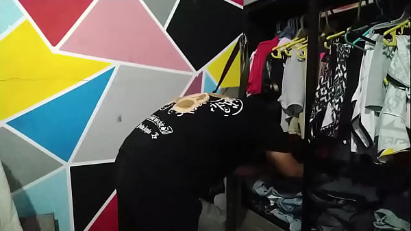 Mientras Organizo La Ropa Llega Mi Vecina Bien Cachonda Y Comienza A Manosearme Las Nalgas
