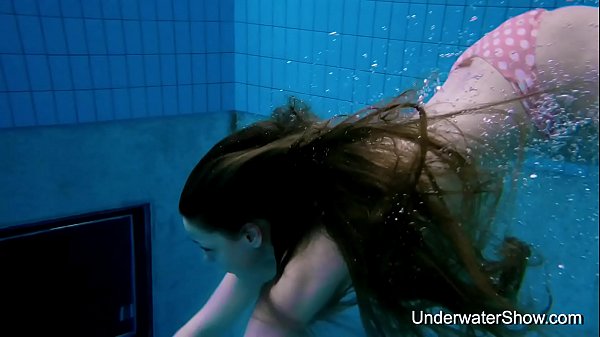 Ravishing Girl Showcases Magnificent Young Form Underwater