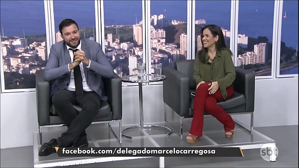 JORNALISTA ISABELE BENITO DE CALÇA VERMELHA E PATA DE CAMELO [COM ZOOM]