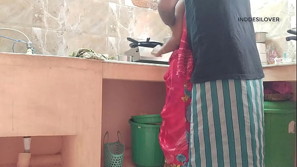 पति काम से पहले सुबह रसोई में पत्नी की चूत चाटता है।