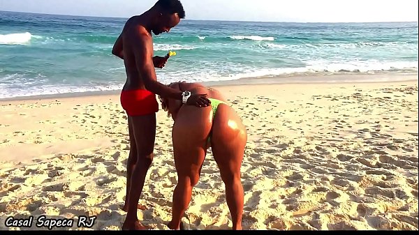 TOQUEI PUNHETA PRO MARIDO DA MINHA AMIGA NA PRAIA COM ELA DO LADO - MEU MARIDO FILMOU TUDO DE LONGE! VÍDEO ACTUAL