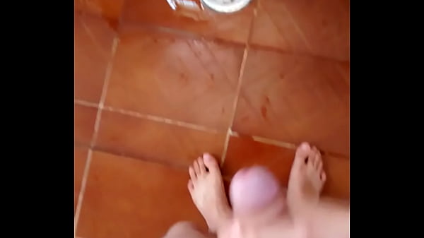 Batendo Uma Punheta E Gozando No Chuveiro