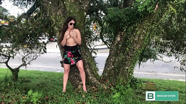 Manu Fox Fica Pelada Na Praça, E Mostra Sua Sensualidade No Exibicionismo. ( Completo No Xvideos Red )