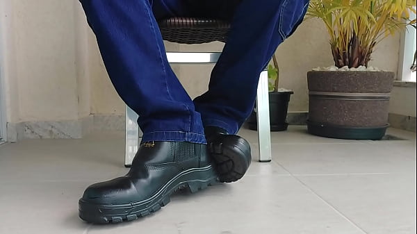 TAKING OFF MY RUB BOOT - MLV04