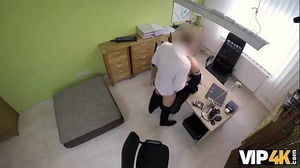 VIP4K. Agente Di Credito Ha Una Cotta Per Il Suo Giovane Cliente E La Usa