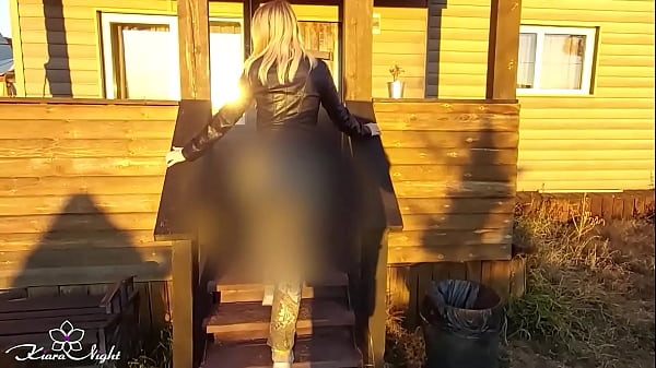 Alluring Golden-haired Finger Banging Juicy Pussy And Plays Till Orgasm With Womanizer