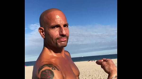 MAXXX LOADZ FLEXING AT THE BEACH