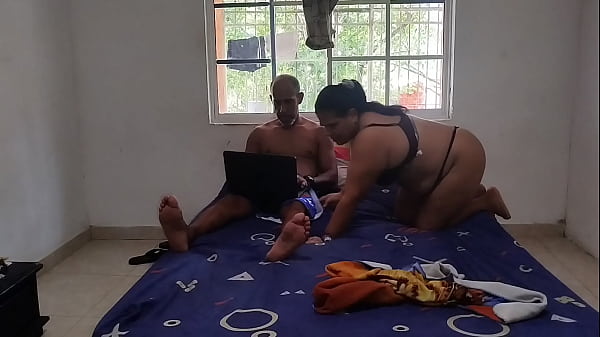 Hijastra Muy Puta Tempt Con Su Culo A Viejo Asqueroso De Su Padrastro Para Que Le Haga La Tarea. Luego Termina En Una Dura Y Delicisa Follada Y Con El Culo Lleno De Leche