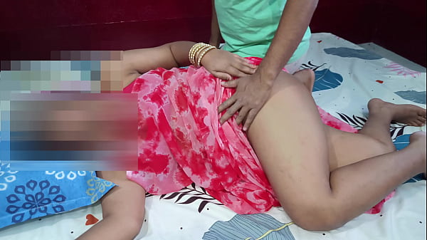 हॉर्नी स्टेपमॉम ने कहा बेटा मेरा ब्रा हुक बंद करदे, फिर सौतेली माँ की पलंगतोड़ हिंदी में चुदाई